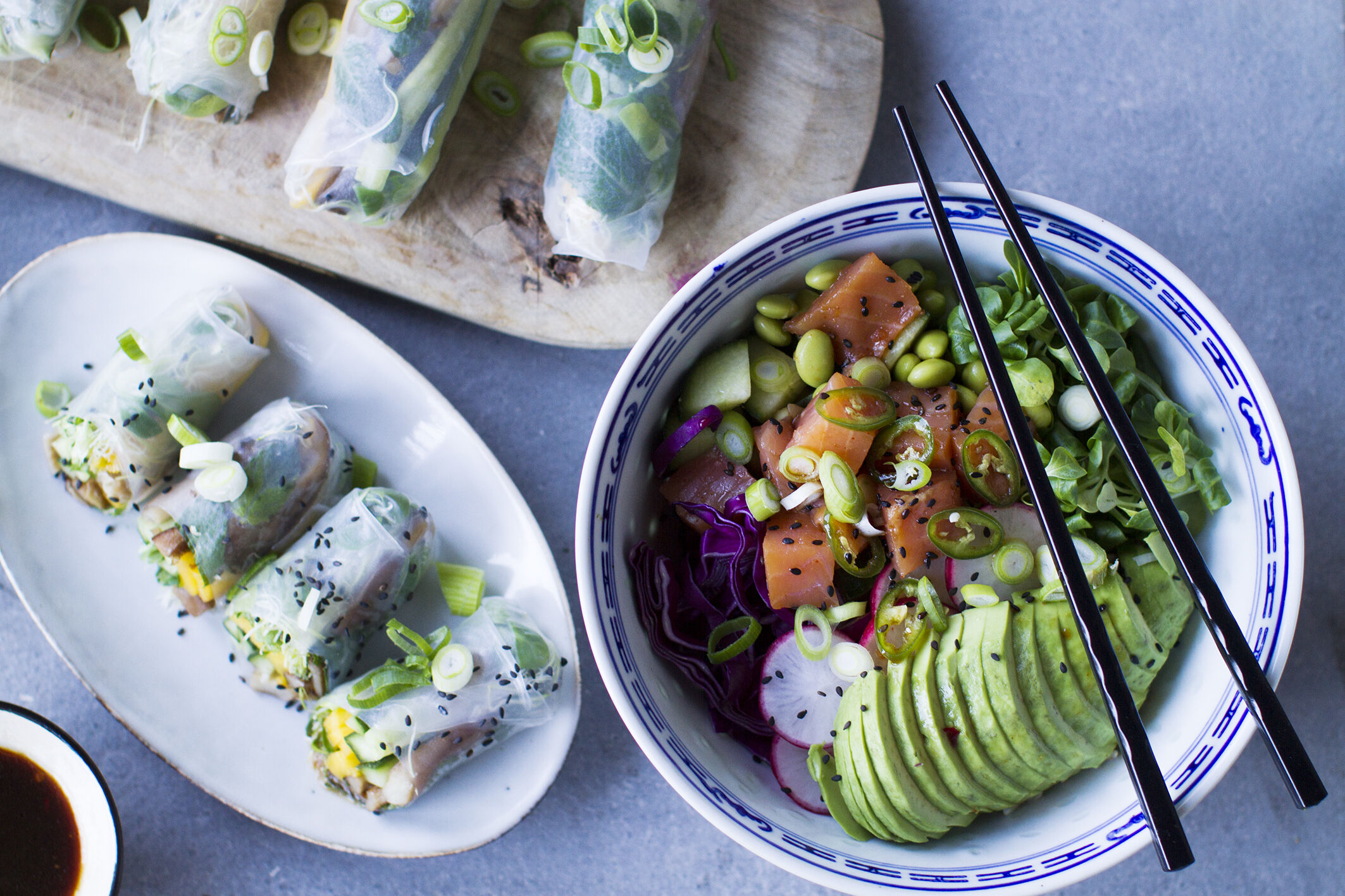 En l&aelig;kker umami-poke bowl med frisk, r&aring; laks